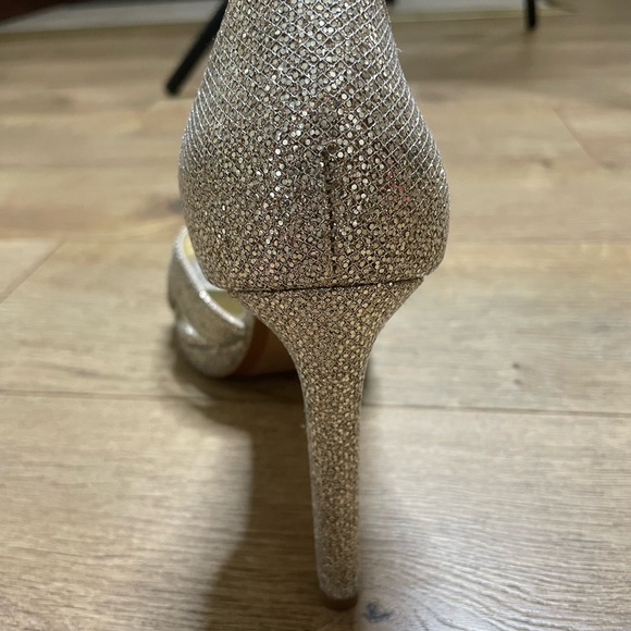 MICHAEL KORS ALEXIA GLITTER
SANDAL Heels size 7.5 - Picture 3 of 16